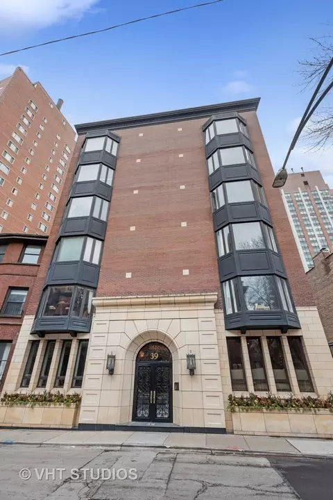39 E Schiller St #2W, Chicago, IL 60610