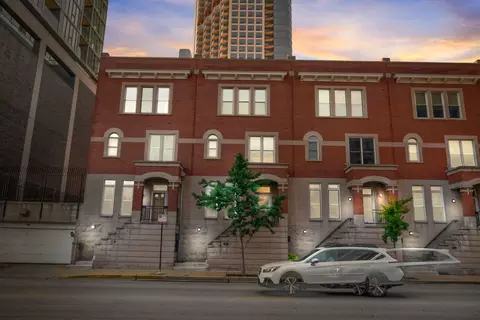 419 W Grand Ave #I, Chicago, IL 60654