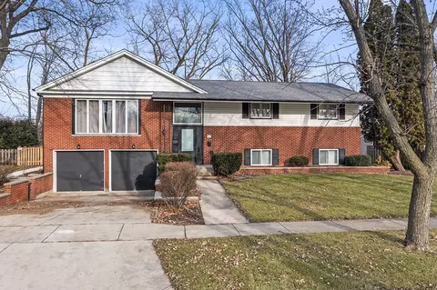 303 N Morris Dr, Palatine, IL 60074