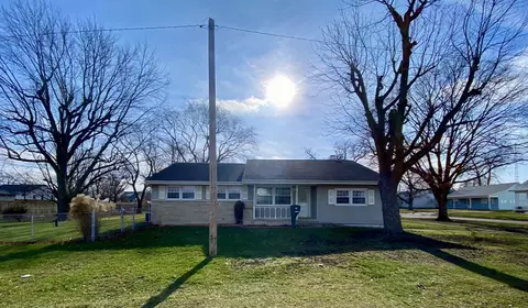 820 N 12th St, Mattoon, IL 61938