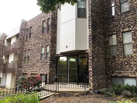 2275 Country Club Dr #15, Woodridge, IL 60517
