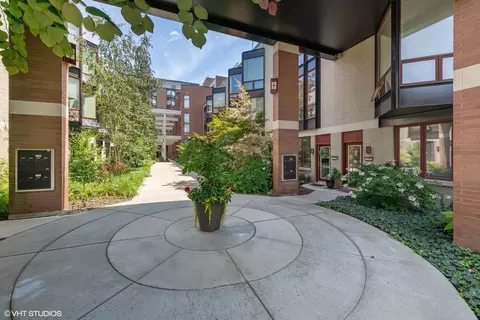 222 S Racine Ave #48, Chicago, IL 60607