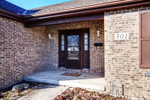 301 Shawnee Dr, Minooka, IL 60447 photo 2