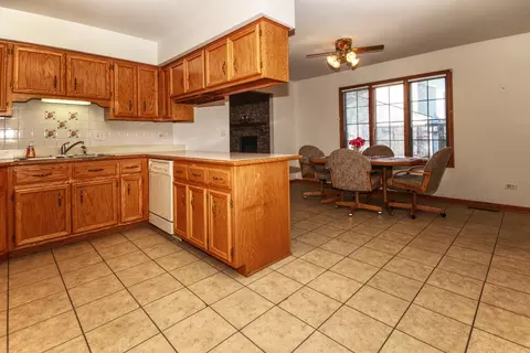 301 Shawnee Dr, Minooka, IL 60447 photo 8