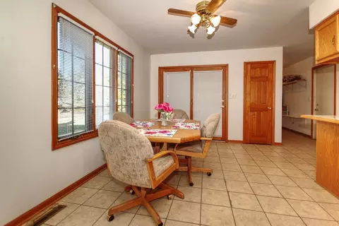 301 Shawnee Dr, Minooka, IL 60447 photo 9