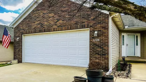 2706 Westbrook Dr, Bloomington, IL 61705 photo 2