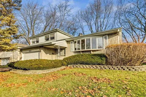 569 N 7th Ave, Des Plaines, IL 60016