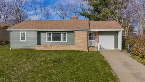 24 Woodruff Dr, Bloomington, IL 61701
