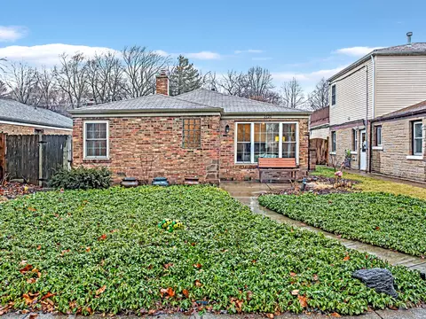 2121 Cleveland St, Evanston, IL 60202