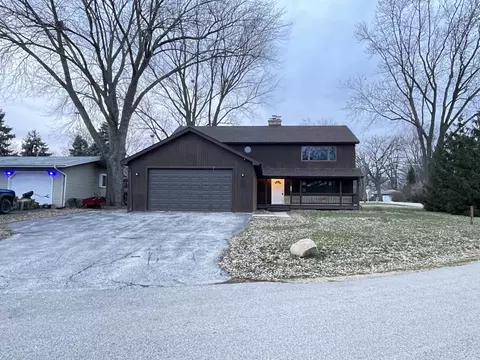 3919 W Lake Shore Dr, Wonder Lake, IL 60097