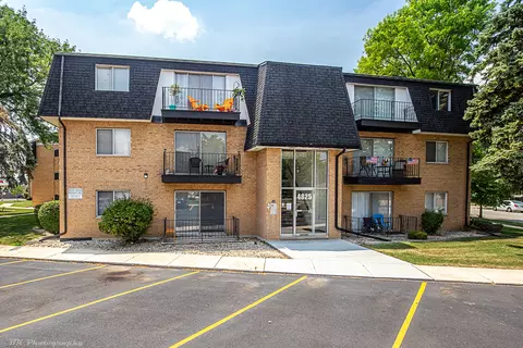 4825 W 109th St #302, Oak Lawn, IL 60453