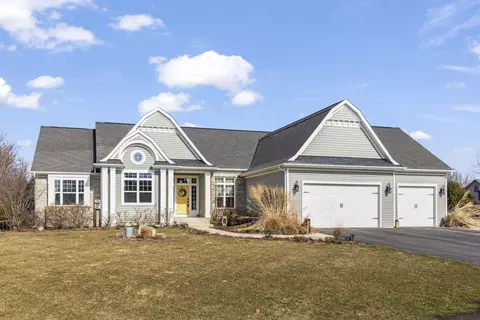 1821 W Forestview Dr, Sycamore, IL 60178