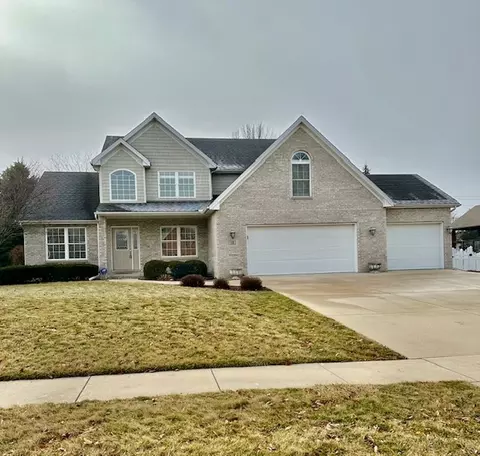 13 Strawberry Rd, Bloomington, IL 61704