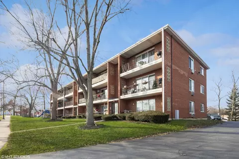 410 Crescent Blvd #1B, Lombard, IL 60148