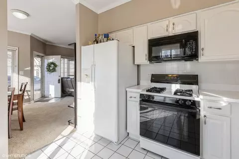 65 Braxton Ln, Aurora, IL 60504 photo 4