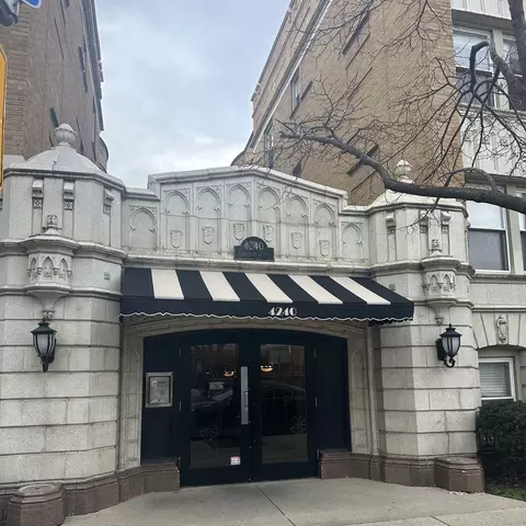 4240 N Clarendon Ave #202N, Chicago, IL 60613