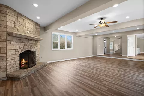 Living - 40 W809 Bending Ln, Elgin, IL 60124 photo 8 of 9