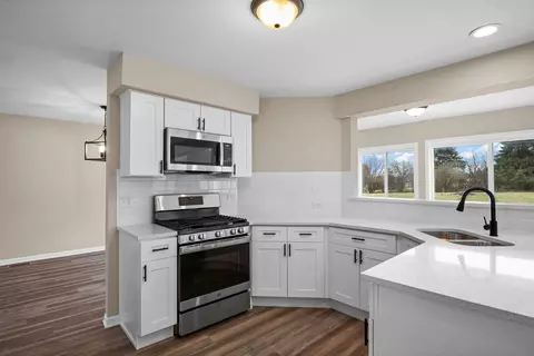 Kitchen - 40 W809 Bending Ln, Elgin, IL 60124 photo 1 of 5