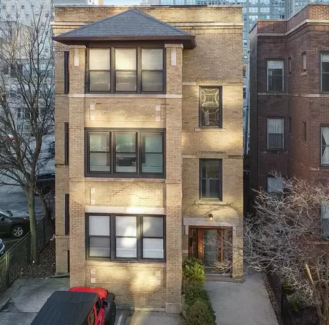 645 W Bittersweet Pl #2, Chicago, IL 60613