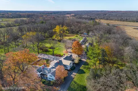 332 Old Sutton Rd, Barrington, IL 60010