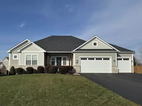 973 Hamilton Dr, Sycamore, IL 60178