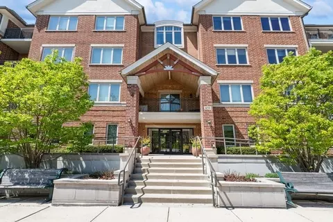 450 Village Grn #212, Lincolnshire, IL 60069
