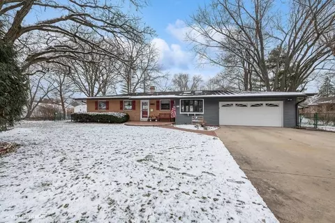 342 Dolle Ln, Crystal Lake, IL 60014
