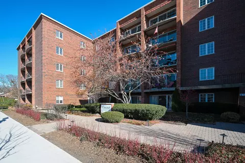 519 N Main St #2DN, Glen Ellyn, IL 60137