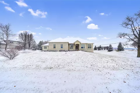40 W392 Triple Oaks Farm Dr, Hampshire, IL 60140