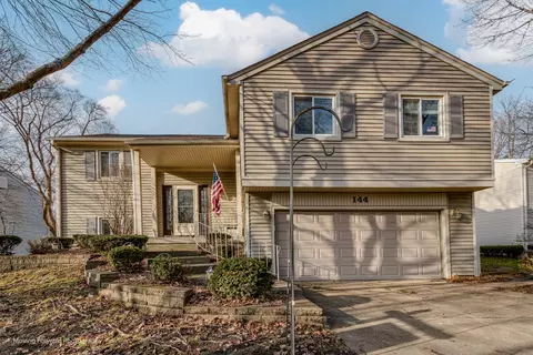 144 Midway Ln, Vernon Hills, IL 60061
