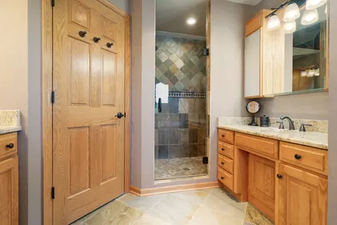 Bath - 13237 Lakeshore Dr, Plainfield, IL 60585 photo 1 of 4