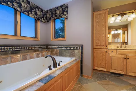 Bath - 13237 Lakeshore Dr, Plainfield, IL 60585 photo 2 of 4