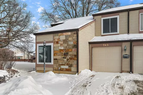 743 Biloxie Ct, Carol Stream, IL 60188
