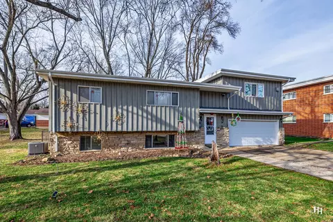 98 Elmhurst St, Crystal Lake, IL 60014