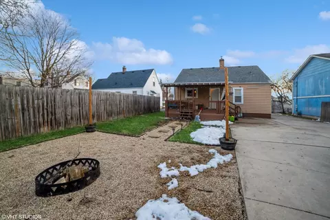 606 Morgan St, Elgin, IL 60123 photo 2