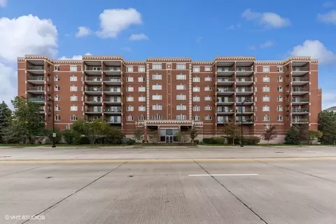 650 S River Rd #401, Des Plaines, IL 60016