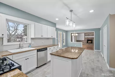 665 Chippewa Dr, Naperville, IL 60563 photo 3