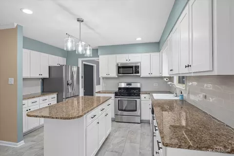 665 Chippewa Dr, Naperville, IL 60563 photo 4