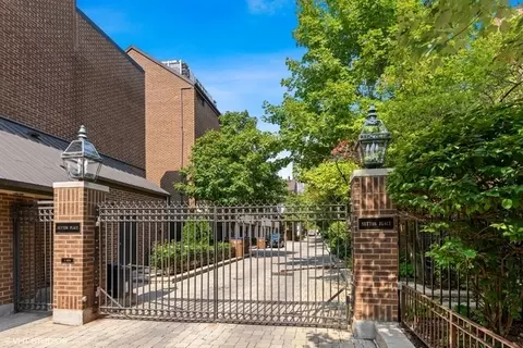 1306 N Sutton Pl, Chicago, IL 60610 photo 2