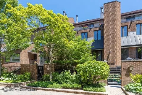 1306 N Sutton Pl, Chicago, IL 60610 photo 3