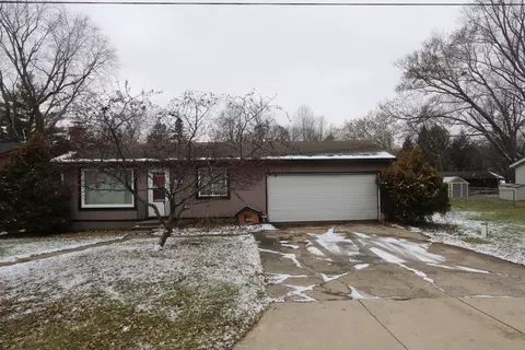 4605 W Shore Dr, Wonder Lake, IL 60097