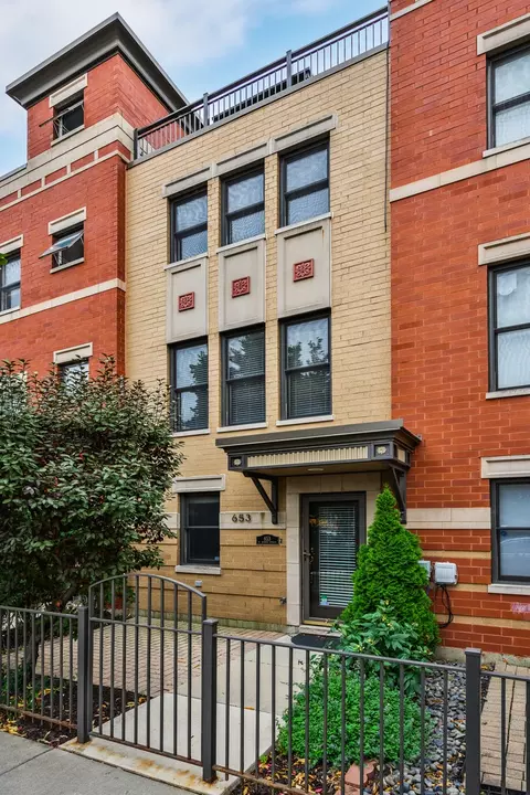 653 W Hobbie St, Chicago, IL 60610
