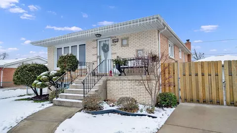 8122 Laramie Ave, Burbank, IL 60459