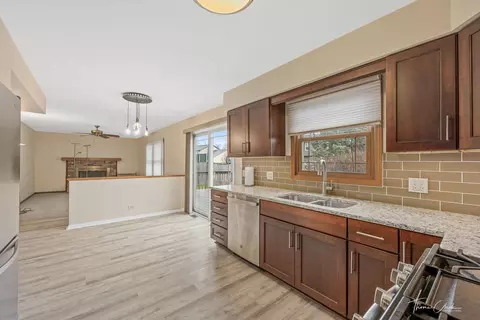 Kitchen - 596 Shenandoah Trl, Elgin, IL 60123 photo 2 of 4