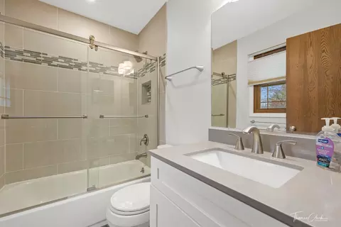 Bath - 596 Shenandoah Trl, Elgin, IL 60123 photo 2 of 3