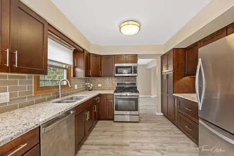 Kitchen - 596 Shenandoah Trl, Elgin, IL 60123 photo 1 of 4
