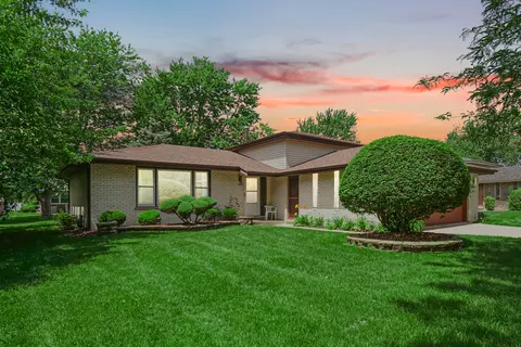 642 Willow Rd, Matteson, IL 60443