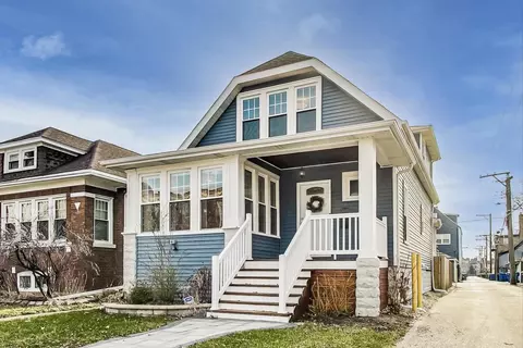4247 W Roscoe St, Chicago, IL 60641