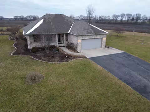 4724 S Skare Rd, Rochelle, IL 61068
