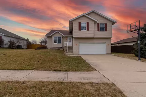 42 Holder Way, Bloomington, IL 61704